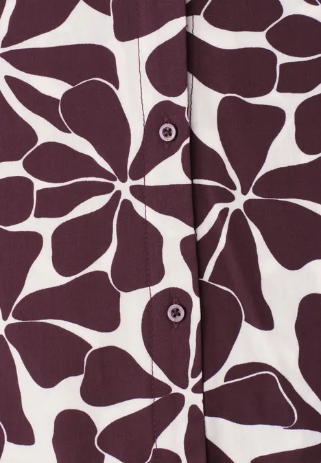 Oberteil mit weiß-dunkelviolettem Blütenmuster und sichtbarer Knopfleiste.