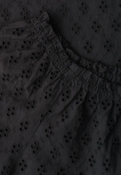 Schwarzer Stoff mit gestickten Lochblumen-Motiven und gerafftem Bund