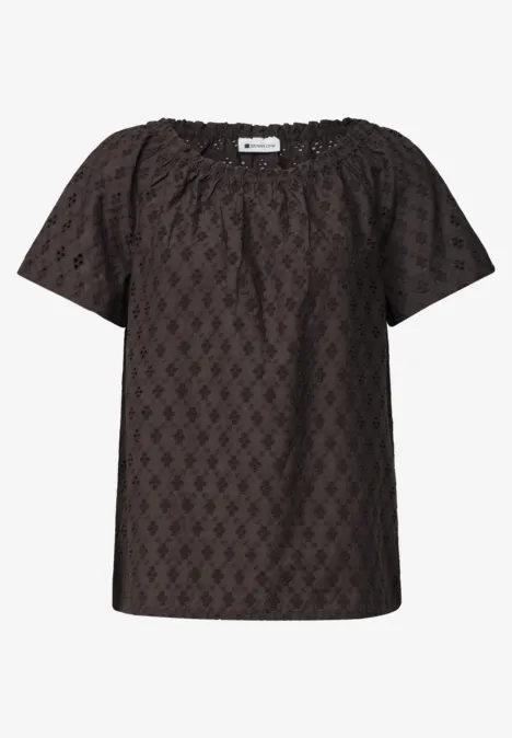 Zwarte blouse met korte mouwen, ronde hals en fijn geperforeerd patroon, losse pasvorm.