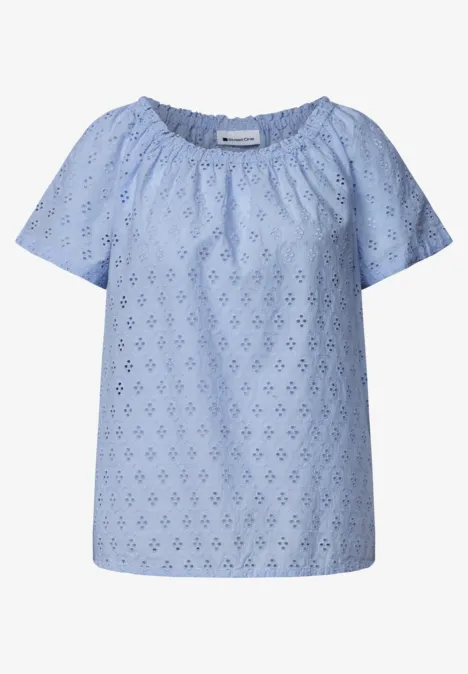 Lichtblauwe blouse met korte mouwen, eyeletdessin, losse pasvorm en elastische boothals.
