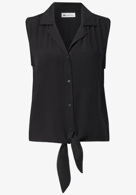 Ärmellose schwarze Bluse mit Kragen, Knopfleiste und vorn gebundenem Saum.