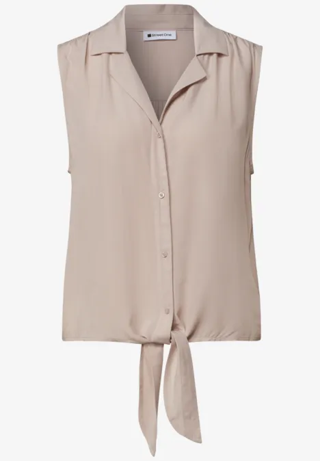 Ärmellose beige Bluse mit Knopfleiste und vorderem Knoten.