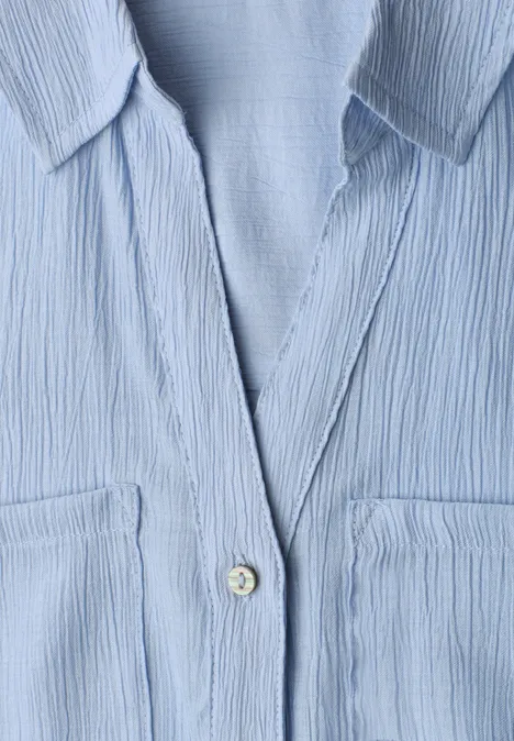 Kurzarm Hemdbluse mit Turn-Up-Details cashmere blue Hellblaues, gekräuseltes Hemd mit V-Ausschnitt, Kragen und Brusttaschen.