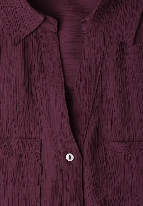Overhemd met korte mouwen en omgeslagen manchetten rustic rouge Close-up van een bordeauxroze, gestructureerd bloesje met kraag, V-hals, knoop en borstzakjes.