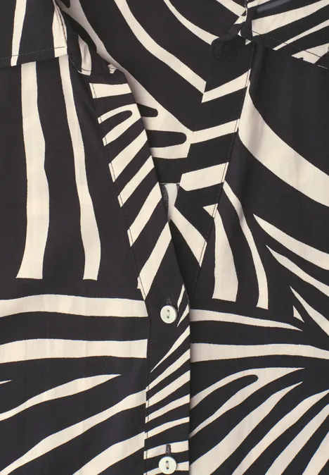 Kurzarm Hemdbluse mit Turn-Up-Details Black Schwarz-weiß gestreiftes Hemd mit Zebra-Muster und weißen Knöpfen.