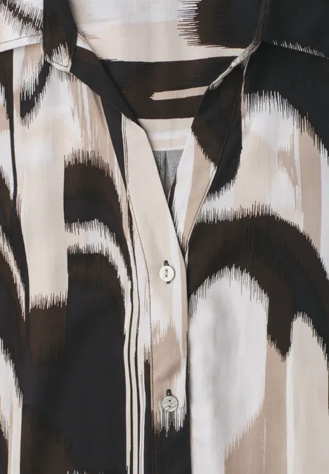 Kurzarm Hemdbluse mit Turn-Up-Details espresso brown Nahaufnahme eines Hemdes mit abstraktem schwarz-weißem Pinselstrichmuster und sichtbarem Knopf.