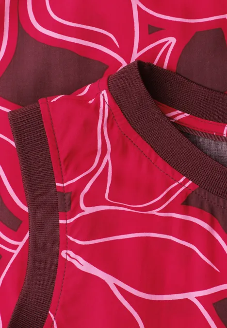 Blusentop mit Rundhals und Tape-Detail salsa red Nahaufnahme eines roten Ärmellosen Oberteils mit pink-weißen abstrakten Linien und dunkelroten Bündchen.