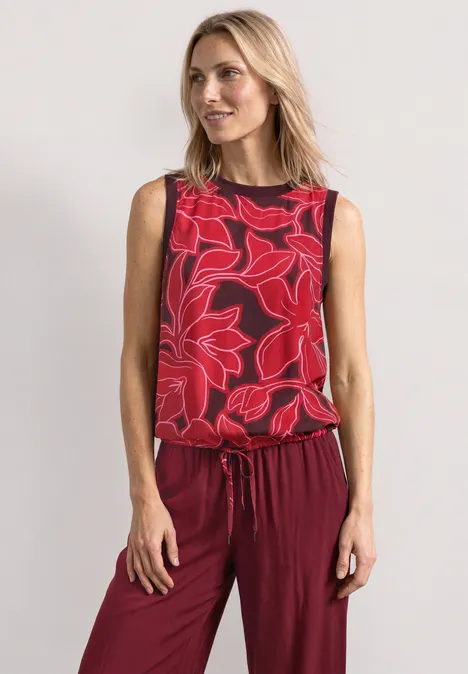 Blusentop mit Rundhals und Tape-Detail salsa red Frau in ärmellosem Top mit roten Blumen und passender roter Hose.