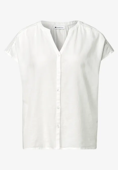 Weiße, kurzärmlige Bluse mit V-Ausschnitt und Knopfleiste.