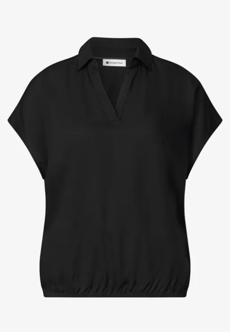 Chemisier à col chemise et ourlet élastiqué Black Blouse noire à manches courtes, encolure en V et ourlet élastique.