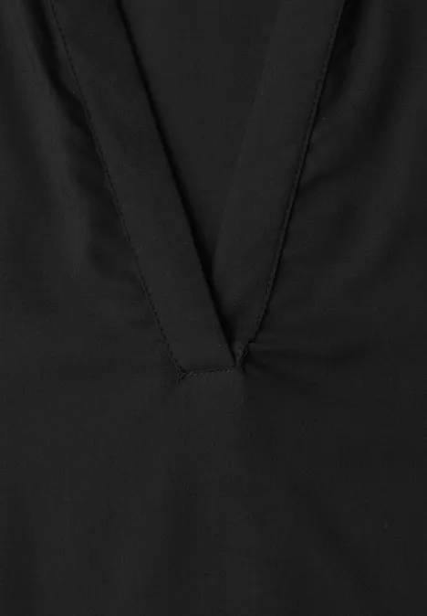 Chemisier à col chemise et ourlet élastiqué Black Tissu noir avec encolure en V et couture centrale.