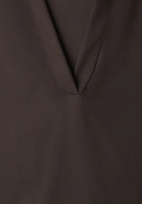 Chemisier à col chemise et ourlet élastiqué espresso brown Gros plan sur un t-shirt marron à col en V en tissu lisse.