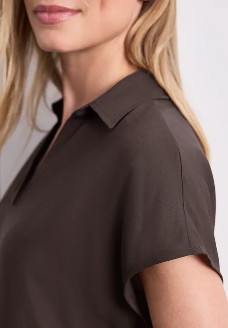 Chemisier à col chemise et ourlet élastiqué espresso brown Femme portant une chemise marron foncé à manches courtes et col, sur fond clair.