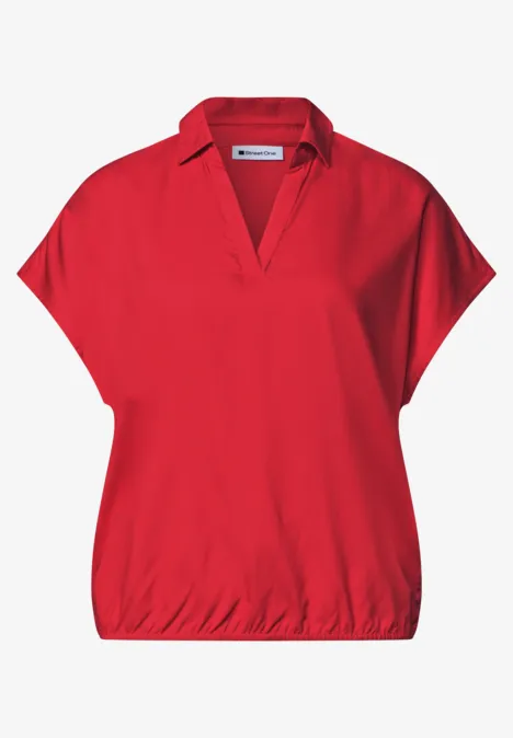 Rode damesblouse met V-hals, uitlopende korte mouwen en elastische onderkant.
