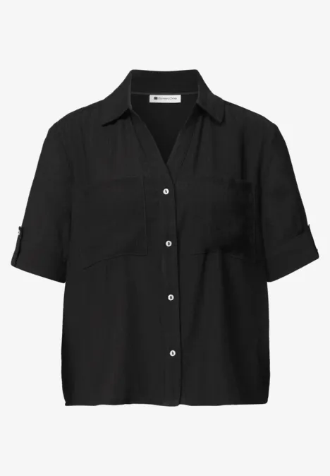 Chemisier à manches courtes à revers Black Chemise noire à manches courtes avec col, patte de boutonnage et poches poitrine.