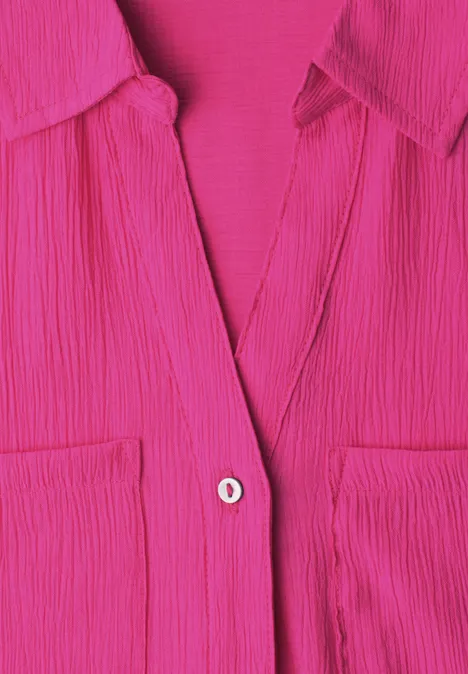 Chemisier à manches courtes à revers magenta dream Chemisier rose vif plissé avec poches et un bouton au centre.