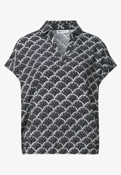 Kurzärmlige Bluse in Schwarz mit weißem Fächermuster und V-Ausschnitt.