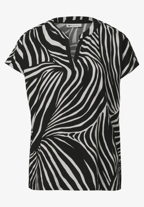 Blouse met split in de hals en luipaardprint Black Zwart damesshirt met korte mouwen en vloeiend wit-zebraprint patroon.