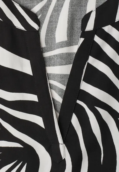 Blouse met split in de hals en luipaardprint Black Zwart-wit zebraprint op stof met V-hals, grafische modeprint.