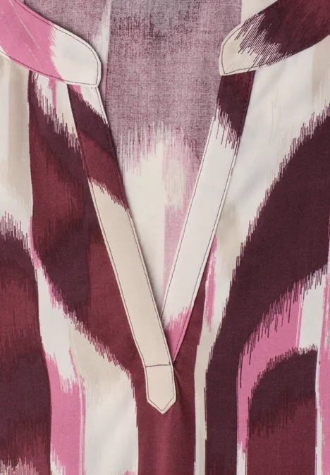 Blusenshirt mit Split Neck und Leo-Muster rustic rouge Nahaufnahme eines V-förmigen Ausschnitts eines rosa-violetten Oberteils mit abstraktem Animal-Print.