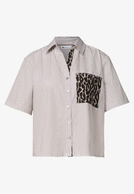 Beiges Kurzarmhemd mit feinen Streifen und auffälliger Leoprint-Tasche.