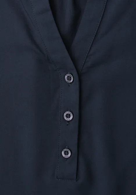 Dunkelblaues Langarmshirt mit V-Ausschnitt und drei Knöpfen