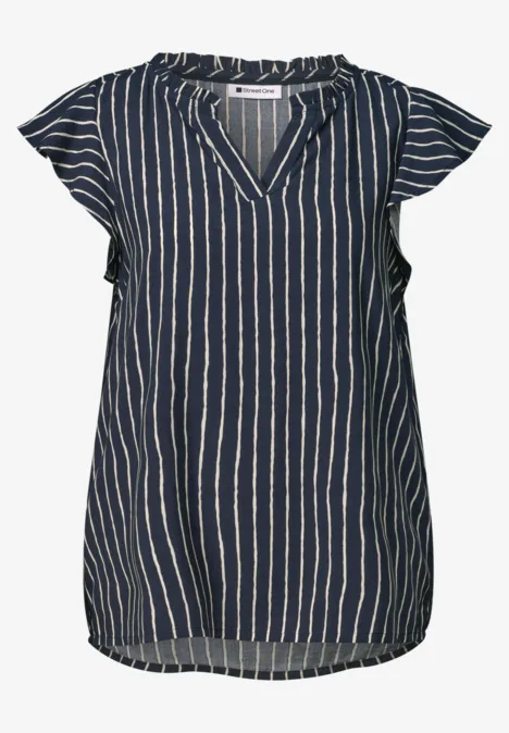 Blouse bleu marine à rayures blanches, col en V et manches courtes évasées.