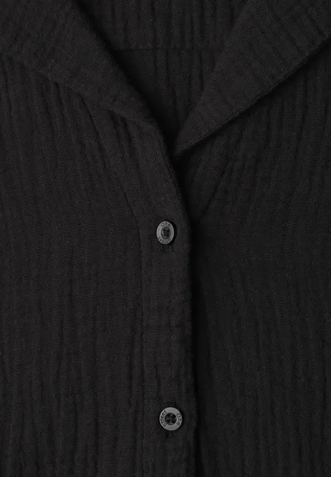 Schwarz strukturierte Strickjacke mit Knöpfen und Reverskragen.