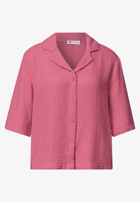 Mousselineblouse met bowlingkraag blush berry Rosa Kurzarmbluse aus strukturierter Crinkle-Baumwolle mit offenem Reverskragen und Knopfleiste.