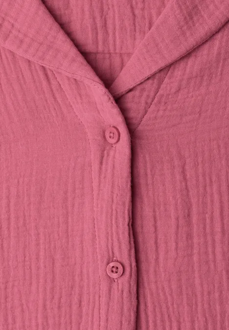 Mousselineblouse met bowlingkraag blush berry Nahaufnahme eines rosa, knitterigen Oberteils mit V-Ausschnitt und zwei Knöpfen.