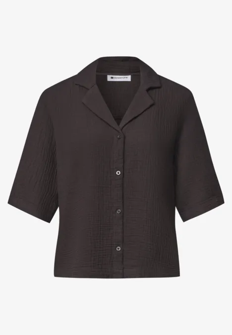 Mousselineblouse met bowlingkraag black coffee Dunkelbraune, kurzärmelige, leicht strukturierte Hemdbluse mit Reverskragen und Knopfleiste.