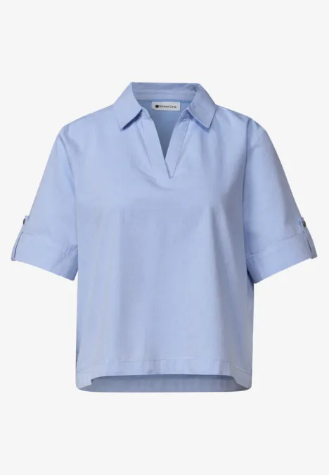 Chemisier à manches courtes en chambray avec col chemise original blue Blouse bleu clair à manches courtes avec col chemise et encolure en V, coupe décontractée.