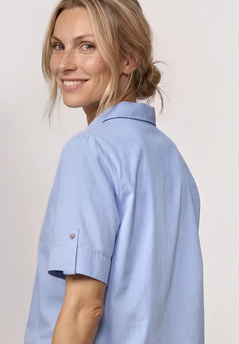 Chemisier à manches courtes en chambray avec col chemise original blue Femme en chemisier bleu clair à manches courtes, vue de profil