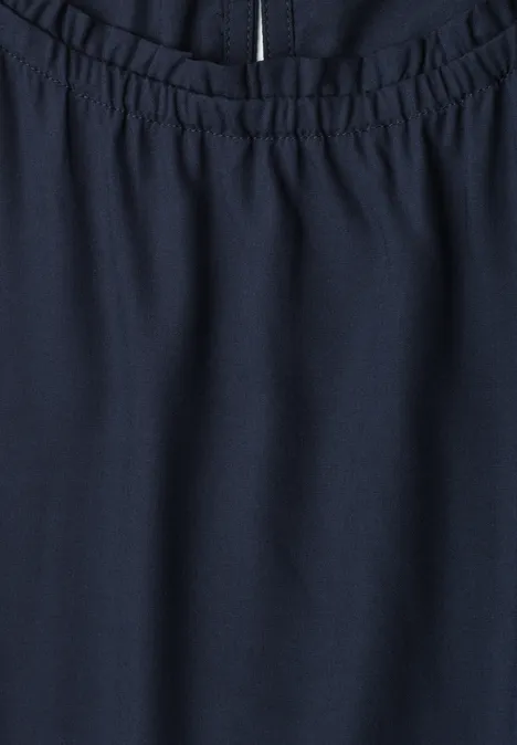 Blouse met gerimpelde ronde hals darkest blue Dunkelblaue Hose mit elastischem Bund und sichtbarem Reißverschluss oben.