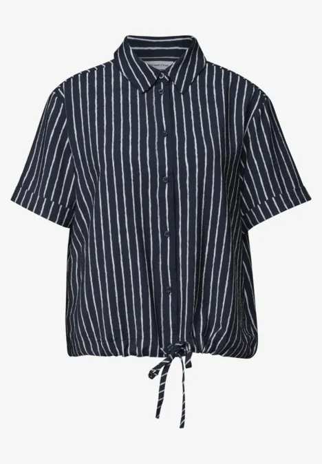 Chemise à manches courtes rayée bleu marine et blanc, col, patte de boutonnage et cordon de serrage en bas.