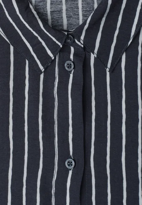 Chemise bleu marine à rayures blanches verticales et patte de boutonnage