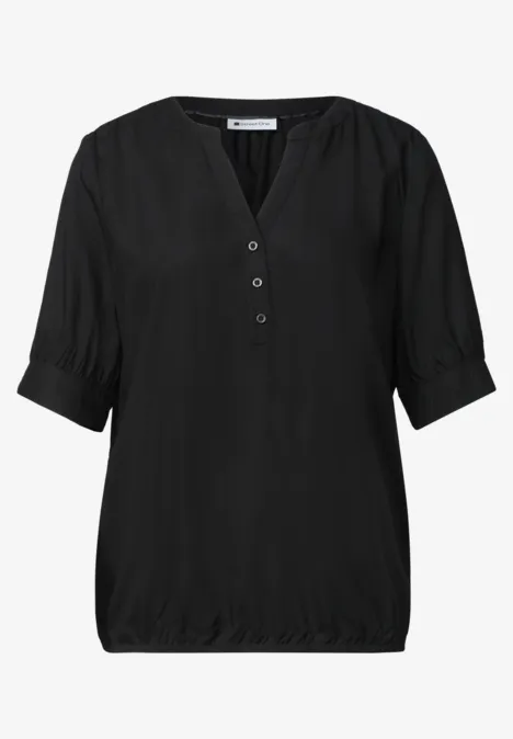 Schwarze, kurzärmelige Bluse mit Knopfleiste und Gummizug am Saum.