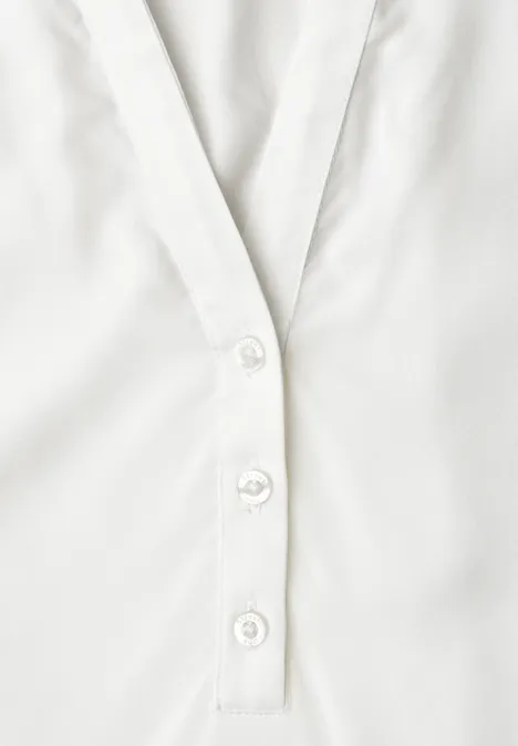 Blouse met korte mouwen, split in de hals en elastische zoom off white Witte blouse met drie knopen op de centrale knoopsluiting.