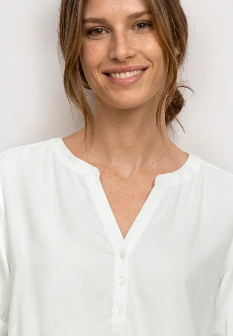 Blouse met korte mouwen, split in de hals en elastische zoom off white Een persoon draagt een witte blouse met V-hals en knopen, eenvoudig en elegant.