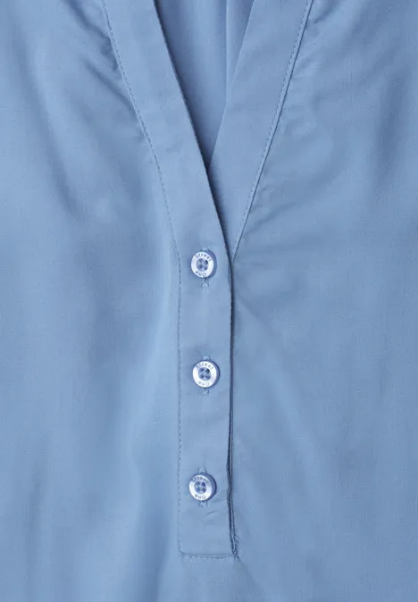 Blouse met korte mouwen, split in de hals en elastische zoom northern blue Close-up van een lichtblauw overhemd met een knoopsluiting en drie ronde knopen.