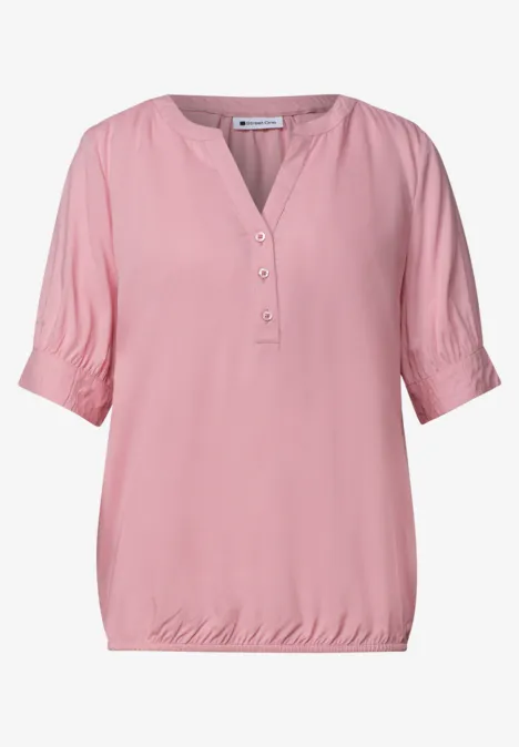 Blouse met korte mouwen, split in de hals en elastische zoom vintage blush Lichtroze damesblouse met driekwartmouwen, knoopsluiting en elastische zoom.