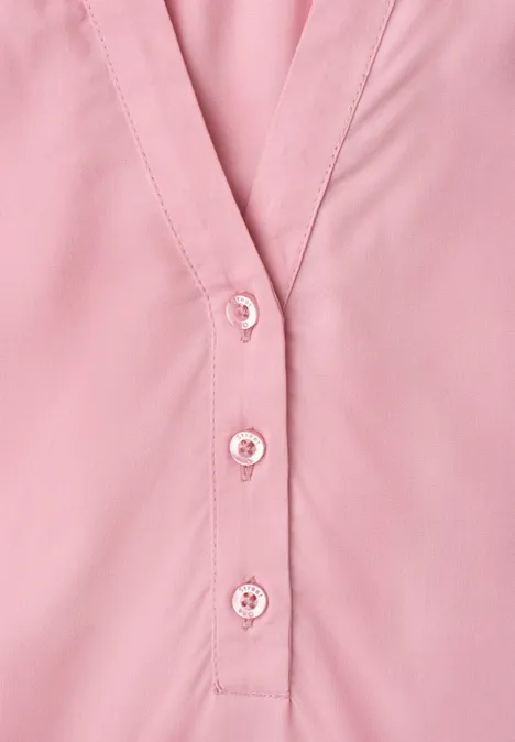 Blouse met korte mouwen, split in de hals en elastische zoom vintage blush Close-up van een roze blouse met V-hals en drie knopen.