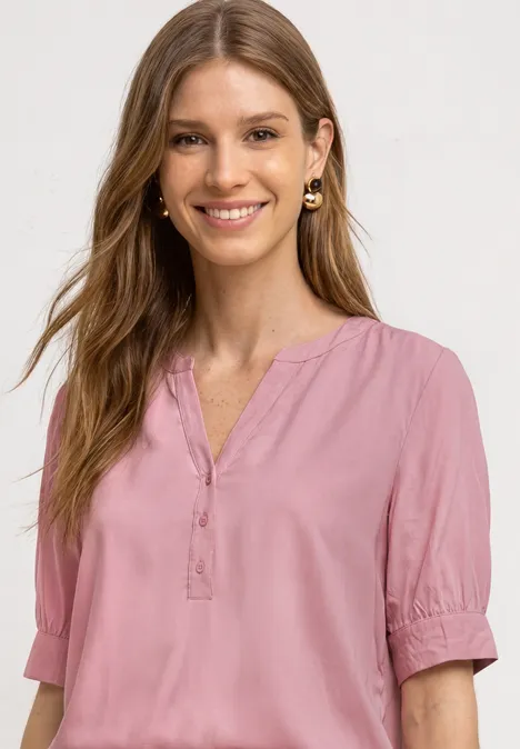 Blouse met korte mouwen, split in de hals en elastische zoom vintage blush Vrouw in roze blouse met V-hals en driekwartmouwen