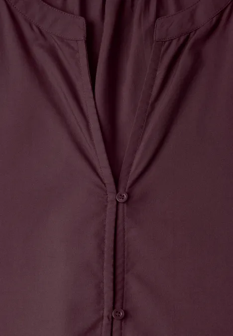 Blouse met 3/4-mouwen en split in de hals rustic rouge Close-up van een bordeauxrode blouse met V-hals en knoopsluiting.