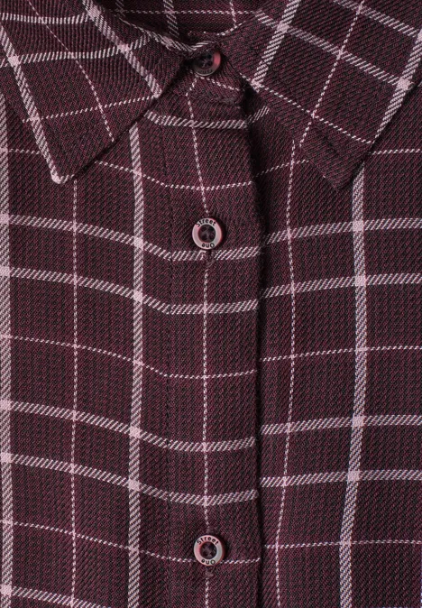 Overhemdblouse met 3/4-mouwen en patroon rustic rouge Nahaufnahme eines bordeauxroten Hemdes mit weißem Karomuster und sichtbaren Knöpfen.