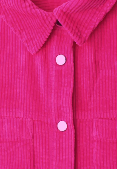 Corduroy overhemd met lange mouwen en knopen magenta dream Nahaufnahme einer pinkfarbenen Cordjacke mit weißen runden Knöpfen und Kragen