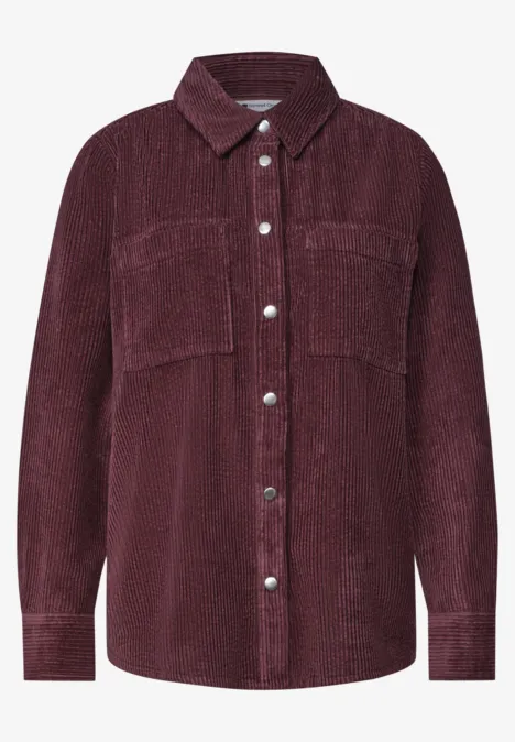 Corduroy overhemd met lange mouwen en knopen rustic rouge Bordeauxrotes Cordhemd mit Knopfleiste und zwei Brusttaschen.
