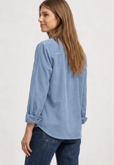 Corduroy overhemd met lange mouwen en knopen northern blue Eine Frau mit langem Haar in blauer Jeansbluse und Jeans, von hinten, schaut seitlich.