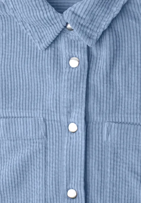 Corduroy overhemd met lange mouwen en knopen northern blue Nahaufnahme eines hellblauen Cord-Hemds mit silbernen Druckknöpfen.