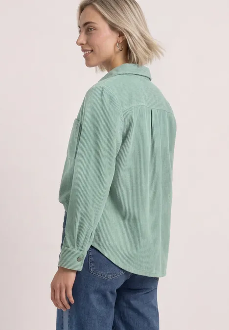 Corduroy overhemd met lange mouwen en knopen eucalyptus green eine blondhaarige Frau im Profil mit grünem Cordhemd und blauer Jeans